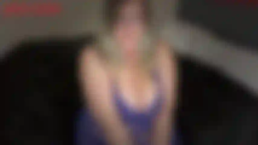 Jackie, taquineuse au cul de déshabillé bleu, porte un déshabillé bleu transparent et sexy et elle adore montrer son gros cul dedans. Elle frappe son gros butin avec son négligé, puis le soulève par-dessus sa taille pour que vous puissiez voir son joli trou du cul rose et...