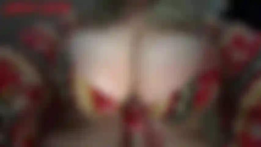 Aux gros seins hippies en haut noué, jackie a ses énormes cintres lourds qui pendent devant ton visage. Elle porte une chemise hippie à manches longues qui se noue, ce qui fait paraître ses énormes seins encore plus gros, elle fait sortir ses gros seins de son haut et directement sur ton visage...