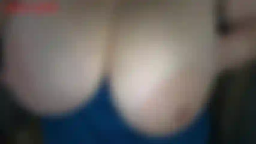 Oh bébé, t'as encore passé toute la nuit à jouer avec ta grosse bite de grand garçon, hein ? C'est l'heure de faire des petits jus, et tu vas être un bon garçon et tout avaler, n'est-ce pas ?