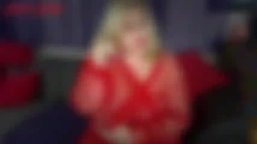 Fesses qui claquent dans un déshabillé rouge transparent - jackie porte un sexy déshabillé rouge transparent. On peut complètement voir à travers jusqu'à son gros cul blanc appétissant. Jackie se penche en avant, fait claquer ses fesses et t'encourage à te branler la bite pour elle. Le joi de jackie et ses fesses rebondissantes...