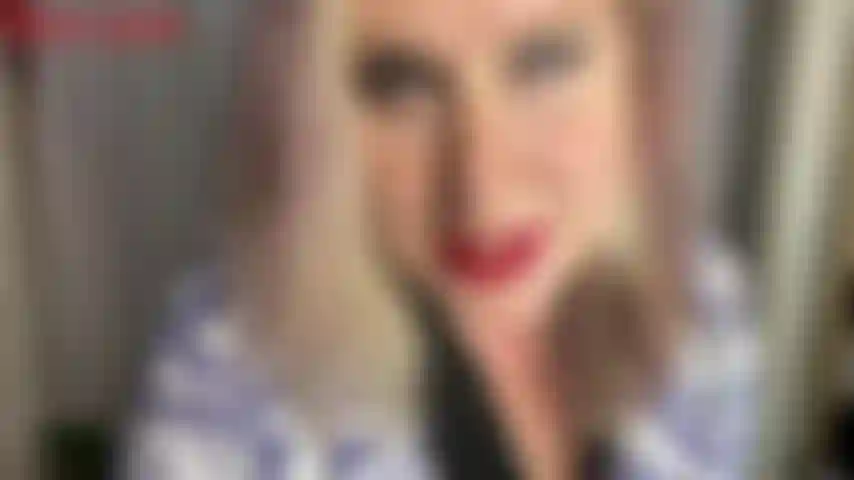 Money robe tease-dans ce clip joi, jackie vous taquine avec ses énormes seins et son gros cul ainsi que toutes ses courbes sexy. Jackie vous encourage à pomper votre bite et à la faire exploser comme seule jackie peut le faire. Cette milf sexy sait combien tu aimes...