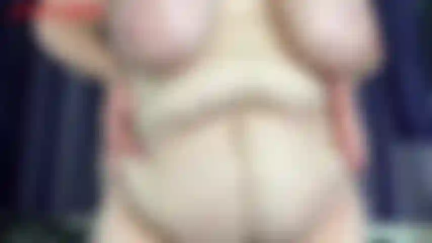 Avec de gros seins et un ventre huilé, des seins énormes et son gros ventre bien exposé dans ce clip. Regardez jackie huiler sensuellement son corps doux. Jackie vous encourage à vous branler pendant que vous la regardez devenir belle et brillante. Jackies gros ventre et grosse...