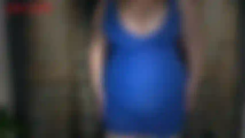 Bbw robe bleue moulante tease-jackie porte une toute nouvelle robe moulante et sexy. Elle vous taquine avec son gros cul avant de le remonter sur ses gros fesses rondes, exposant son butin blanc parfait. Puis elle se retourne pour exhiber ses gros seins avant de la soulever...