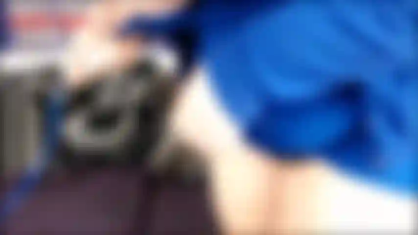 Ventre potelé briseuse de ménage - la meilleure amie de ta femme vient juste de passer avec une urgence, elle était en route pour un rendez-vous quand elle a accidentellement cassé la bretelle de sa robe. Ta femme ne sera pas rentrée avant un moment...
