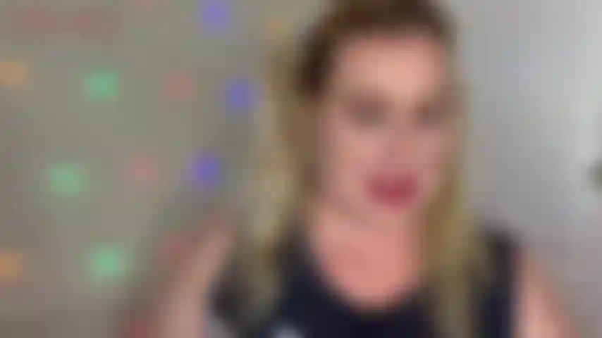 Cheerleaders first bbc. L'un des joueurs de football, marcus, a emmené jackie manger des cheeseburgers. Pour lui montrer sa gratitude, elle accepte de lui sucer la bbc ! Jackie n'a jamais vu une bite aussi grosse ! Elle est habituée aux petits garçons blancs, mais cette énorme grosse bite noire est...