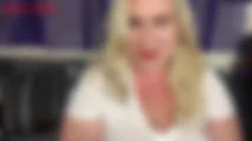 Penchée sur mon vibromasseur, jackie est excitée et veut jouir ! Jackie se penche et vous donne une belle vue de ses fesses pendant qu'elle frotte fort sur son vibromasseur. Jackie gémit, elle taquine son clitoris avant que sa chatte ne se contracte et lui donne un orgasme intense !