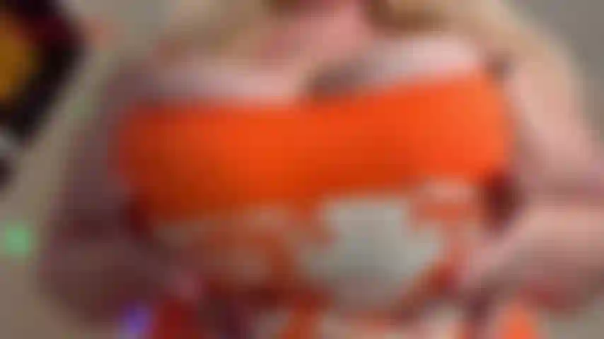 Crachant sur des seins gras, jackie porte une robe squelette orange moulante et ses seins ont l'air énormes dedans ! Jackie vous taquine avec ses tétons à travers sa robe avant de rebondir assez fort pour que ses seins rebondissent sur votre visage ! Taquine jackie...