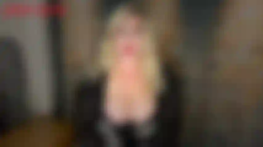 Défi no nut november - tu as fait tellement d'efforts pour être un bon garçon ce mois-ci, tu veux vraiment tenir jusqu'au bout du no nut november. Jackie veut juste tester ta dévotion envers ta cause, elle sort ses gros seins et te tente, tu ne voudrais pas briser ton no nut...