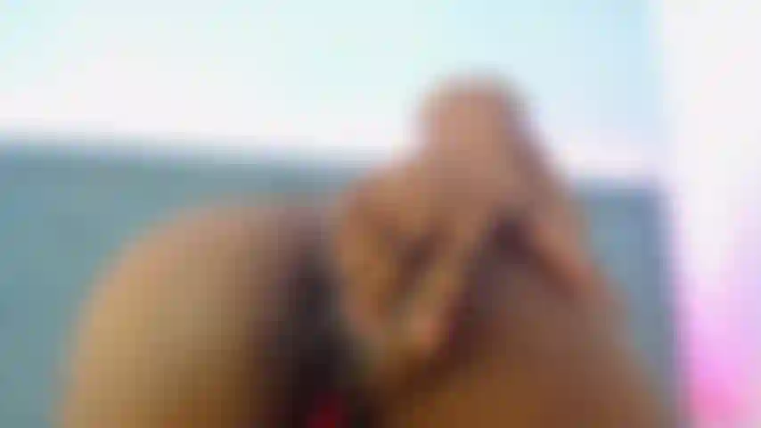 Montre le trou du cul et baise la chatte.