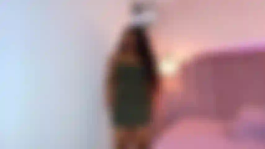 Déshabille-toi érotiquement et baise-moi.