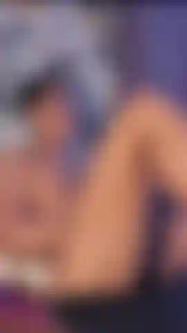 Profitant d'un moment au lit à regarder la télé, tu me rejoins ?Profitant d'un moment au lit à regarder la télé, tu m'accompagnes ?