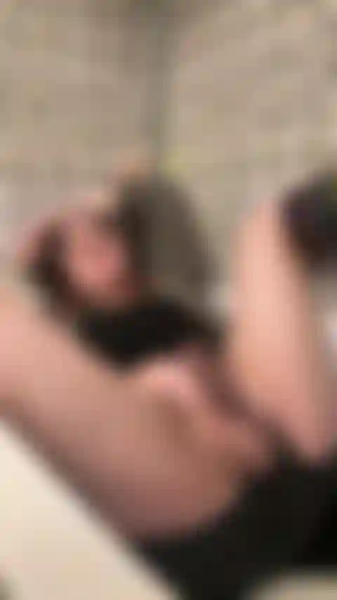 Rien à voir… juste une femme sexy qui se branle la grosse bite entièrement habillée dans la baignoire.