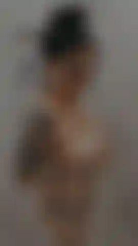 Gros seins sous la douche.