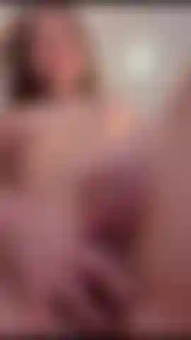 Je suis une fille tellement nécessiteuse, je veux échanger mon doigt contre ta bite dure.