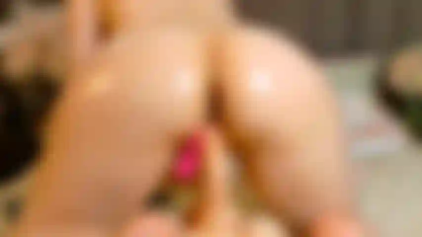 Ta voisine avec un gros cul te donne une vue de son trou du cul pendant qu'elle te chevauche en cowgirl inversée.