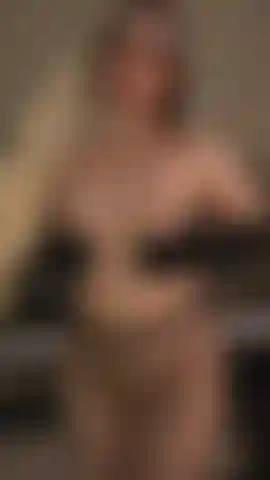 Je suis tellement désespérée de sentir ta bite dure à l'intérieur de ma chatte humide et serrée que j'ai déchiré mes résille.