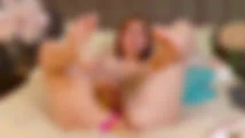 Je suis une fille gourmande qui baise ma chatte humide et mon trou du cul serré en même temps, et je veux beaucoup plus.