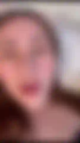 Continue à baiser ma bouche jusqu'à ce que je la sente au fond de ma gorge et la laisse couverte de beaucoup de crachats.