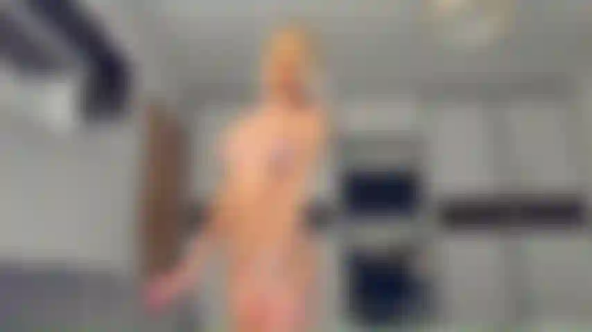 Je fais une gorge profonde, je baise la chatte fort, je baise les seins et je chevauche.