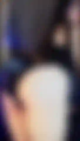 Je ne sais pas si tu préfères mon visage coquin ou mes fesses qui rebondissent sur toi...Pourquoi ne pas essayer les deux ?