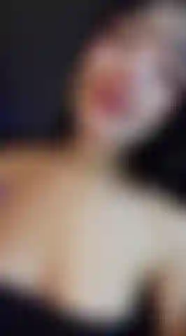 Affectueuse en apparence, mais à l'intérieur je ne pense qu'à avoir ton visage entre mes seins.