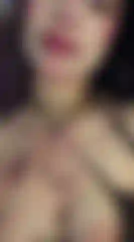 Viens les lécher avec ta langue petit à petit jusqu'à ce qu'elles soient mouillées.