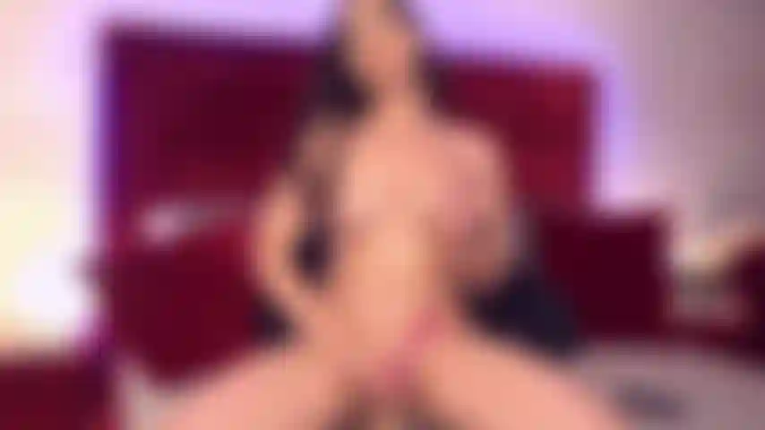 Je te chevauche avec passion, tandis que je sens tes caresses sur mon clitoris.