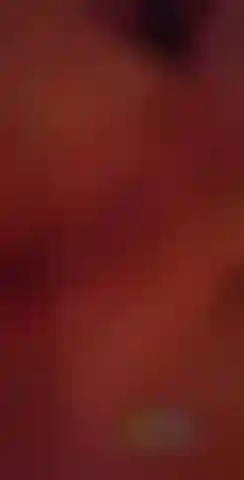 Hé papa, regarde ma délicieuse chatte mouillée, ça fait tellement du bien de me frotter le clitoris.