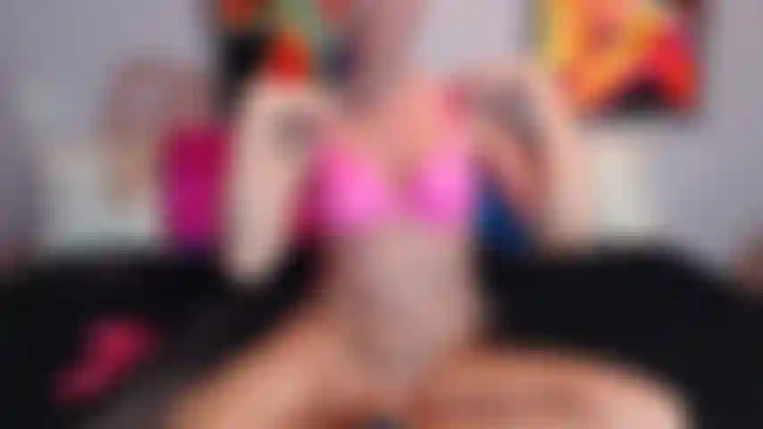 Jayda diamonde suce profondément une grosse bite et baise la chatte et le cul avec d'énormes jouets et dp.