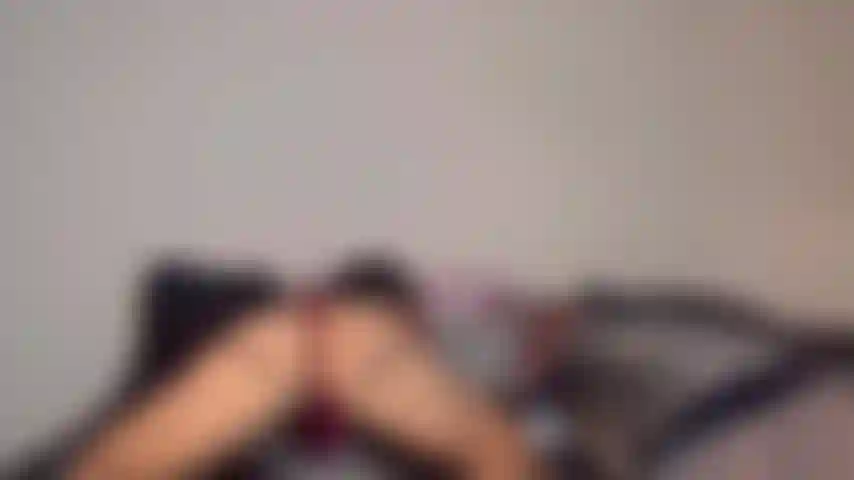 Jazmin steel baise un jouet.