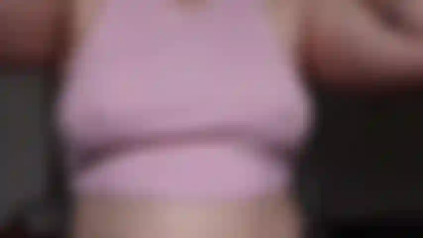 Je joue avec mes seins - les faisant rebondir et les massant.
