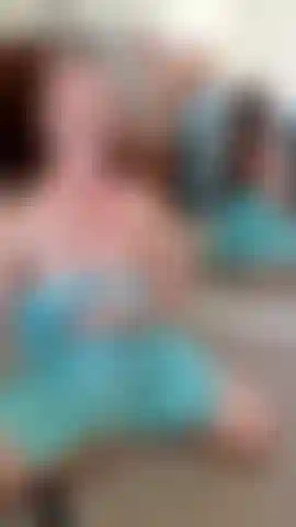 Une allumeuse d'huile nue. Laisse-moi te faire bander pendant que je frotte mon corps et applique mon huile. 2023.
