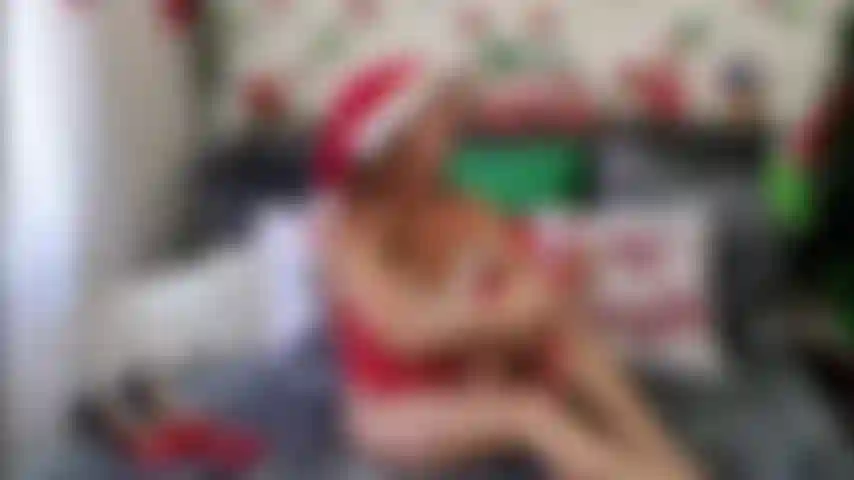 Des bas résilles rouges de noël et des talons. 2022.