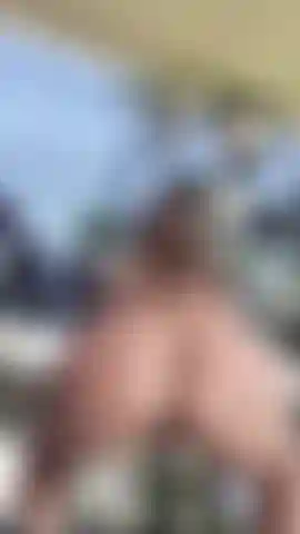 Je pratique le fitness nu en extérieur. Je pratique les squats, les fentes, les haltères, en 2025.