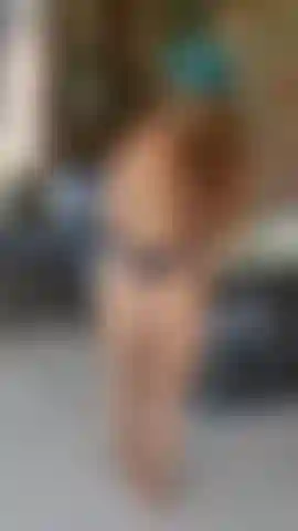 Orgasme debout à l'extérieur et giclée sur le sol du patio, enregistrement live 2023.