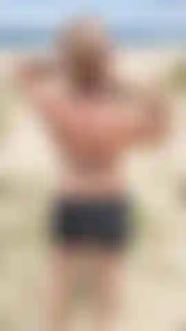 Jeu risqué sur la plage. Doigtée et baise de chatte sur la plage.