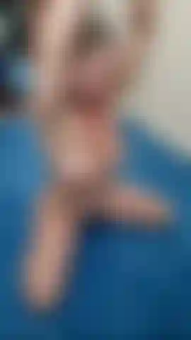 Entraînement nue, venez me voir m'entraîner, flexions et poids des mains. 2023.