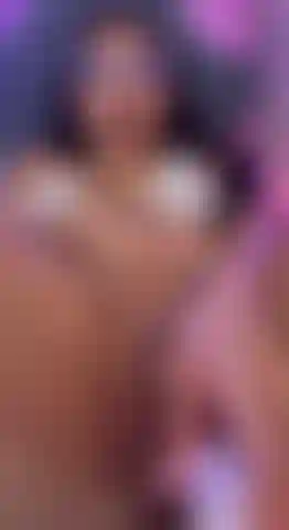 Une pute se masturbe avec un vibromasseur.