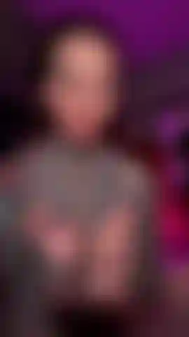 Hey bébé j'ai fait cette vidéo cochonne juste pour toi.. J'écarte ma chatte et mon cul tellement grand.. Je suce et chevauche cette bite exactement comme je chevaucherais la tienne.. Viens jouer avec moi je suis trempée.. T'as envie de moi bébé ? Je veux ton sperme 😈.