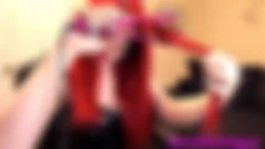 Hairvoyeur, je sais que vous aimez mes longues mèches rouges sexy. Regarde le style voyeur pendant que je lisse mes cheveux, les peigne et me prépare pour la cam, puis j'enfile mes bottes sexy et je montre mes courbes en latex.