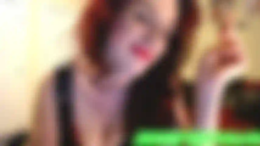 Mes lèvres enfumées te possèdent maintenant - la déesse jennifer vêtue de latex fume son clou de girofle et vous hypnotise, vous ne pouvez pas résister à l'esclave. C'est vrai, la déesse te possède maintenant !