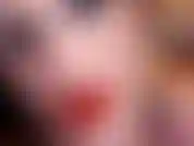 Lips asmr, je remarque que tu continues à regarder mes lèvres rouges sexy ! Vous ne pouvez pas leur résister, n'est-ce pas ? Regardez-moi vous murmurer, appliquant mon rouge à lèvres de manière séduisante encore et encore, fumant aussi mon cigare.