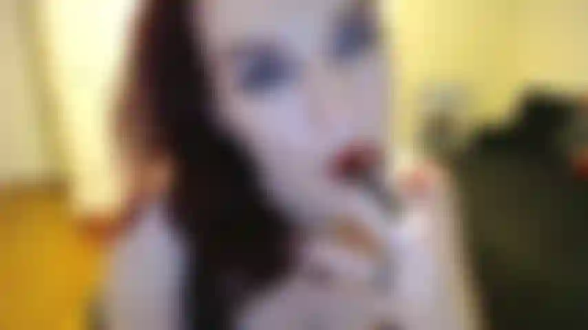 Smoke & stroke pour jenn : ma soumise ne peut tout simplement pas résister à mes lèvres rouges remplies de fumée. Il est temps de fumer et de caresser pour ta déesse. Je suis seins nus en cuir sexy et je vous encourage à obéir à mes ordres.