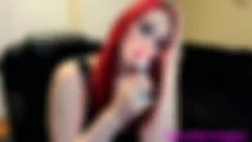 Service de fumée et culte des bottes de marb reds - jenn vegas vous ordonne d'être sa bonne petite esclave de fumée. Je me perds dans mes inspirations françaises, mes ronds de fumée et ma domination. Tu m'appartiens maintenant !