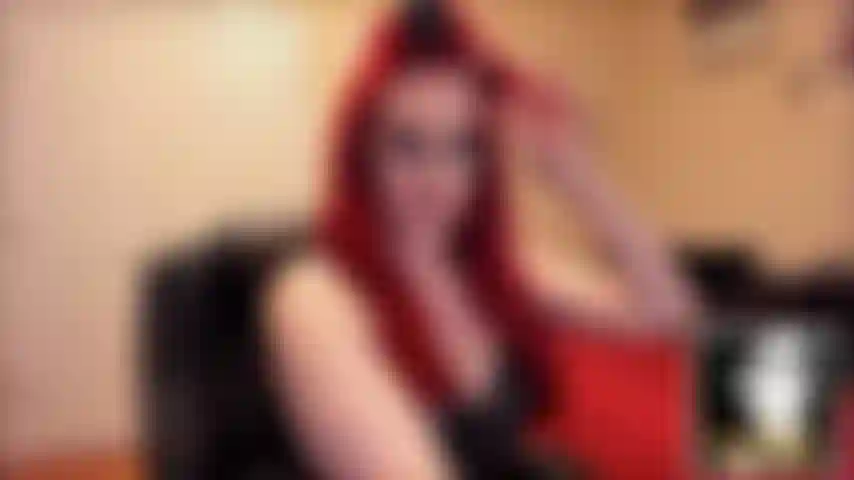 Voyeuse en coiffure - regardez pendant que je boucle mes longues et magnifiques mèches rouge feu dans des rouleaux chauffants classiques avec des clips montrant mon beau visage ! Je me rapproche alors de la caméra pour vous hypnotiser par ma beauté. Tu ne peux pas t'en empêcher, tu dois me servir.