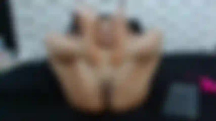 Une jolie chatte et de beaux pieds.