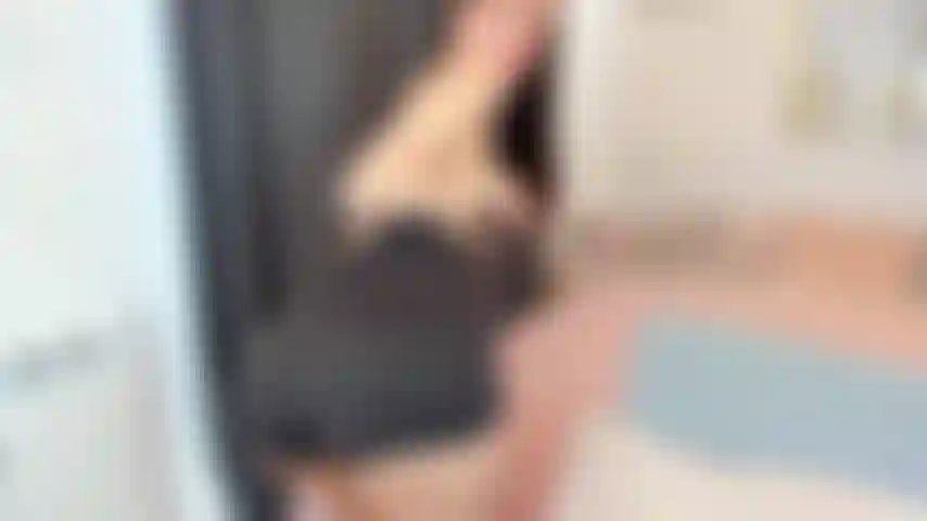 Explore le corps de jennifer et joue avec ses seins