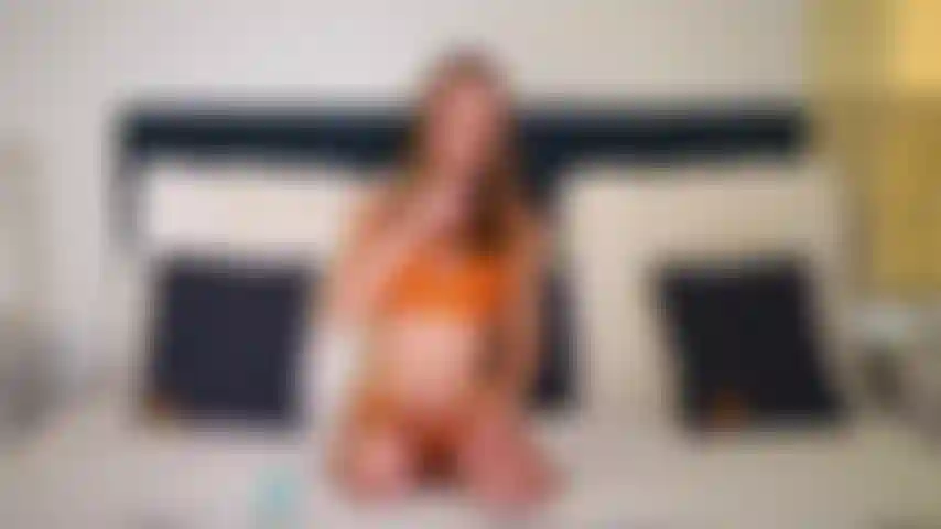 Petite macy meadows s'amuse à jouer avec elle-même devant la caméra.