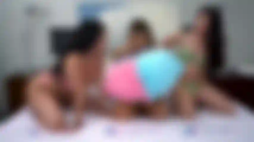 Bootylicious - jane wilde, mona azar, gia derza, des stars du porno à gros butin chevauchant une sangle comme une folle lors d'une émission de webcams en direct.