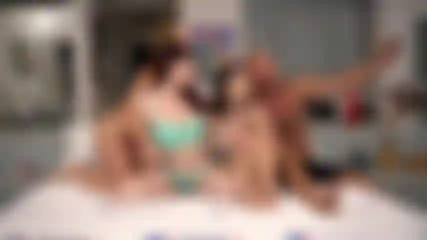 Faisons un jeu de rôle - liv wild se fait baiser par danny mountain pendant que skylar snow et jessica ryan jouent ensemble.
